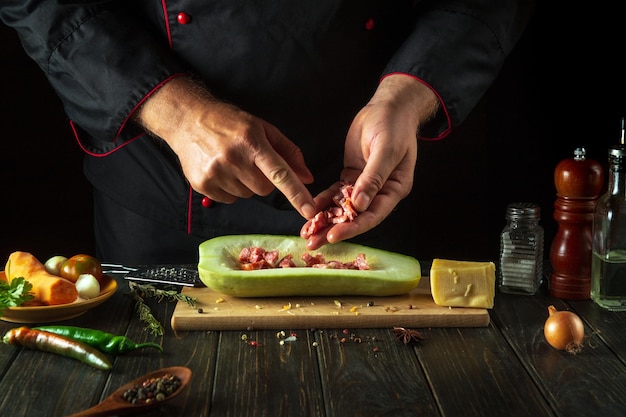 Kucharz przygotowujący składniki